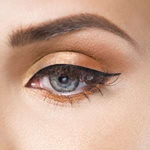 Luxurious Volumizing Mascara - Black